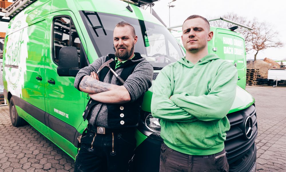 karriere bei kroeff dachdecker, zwei junge und starke männer im handwerk